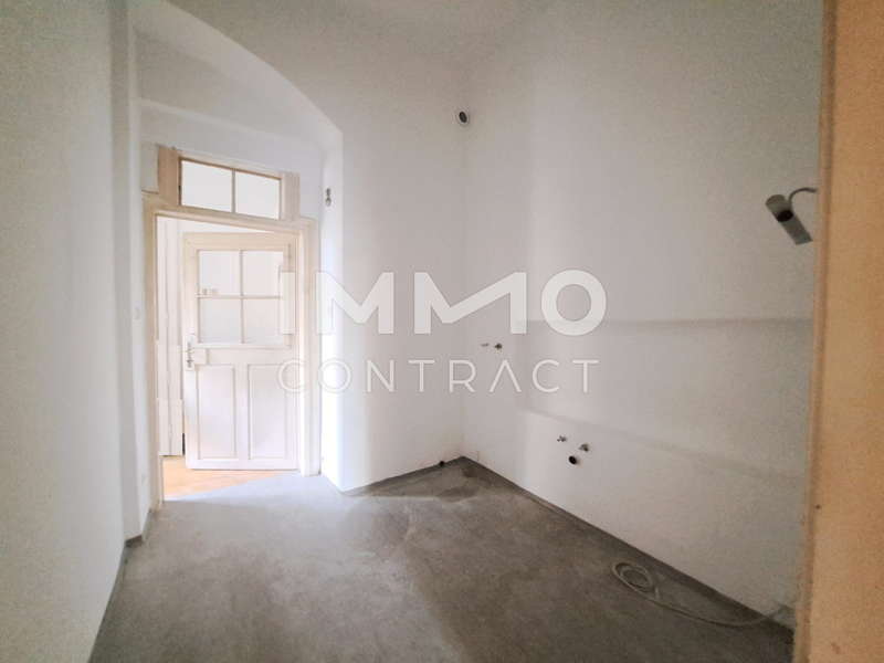 Halle in 8010  - 5