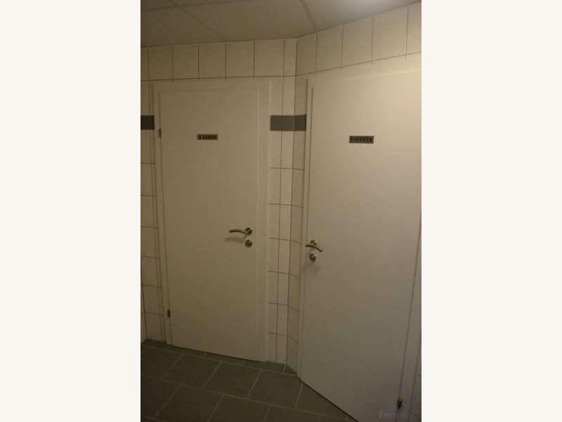 Einzelhandel in 8402  - 11